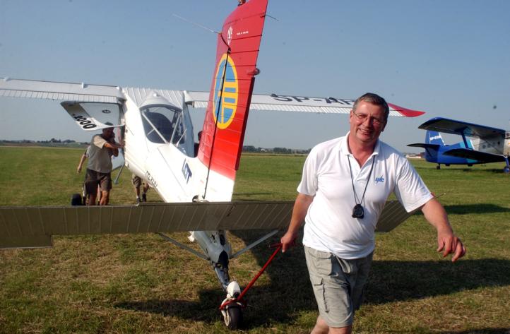 Wacław Wieczorek ciągnie Wilgę 2000 podczas LPZP im. F. Żwirki, w tle Jerzy Markiewicz Pobiednik Wielki (fot. Wacław Klag)