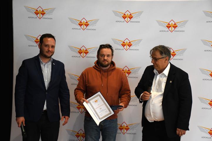 Wojciech Kubiak ze srebrną odznaką 'Zasłużony dla Aeroklubu Krakowskiego' (fot. Aeroklub Krakowski)