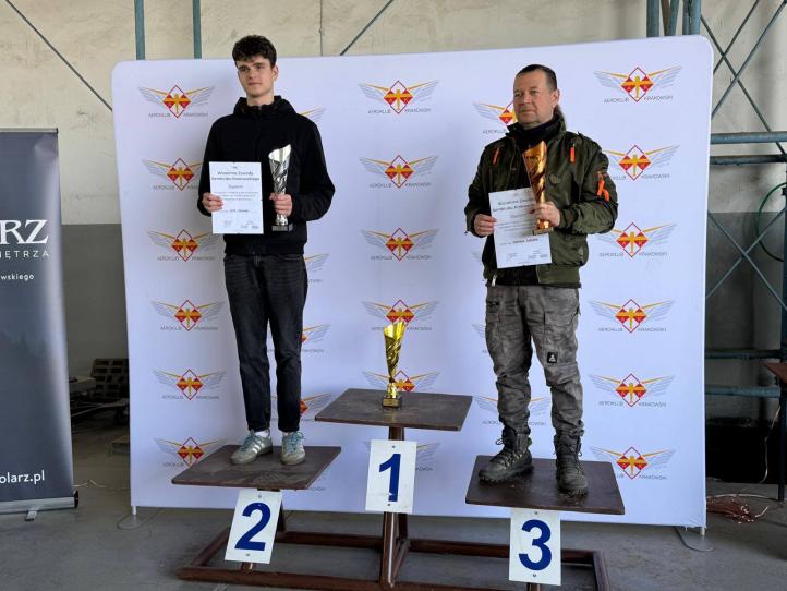 Zawody samolotowe na celność lądowania w klasyfikacji generalnej - podium (fot. Aeroklub Krakowski) Zawody samolotowe na celność lądowania w klasyfikacji generalnej - podium (fot. Aeroklub Krakowski)