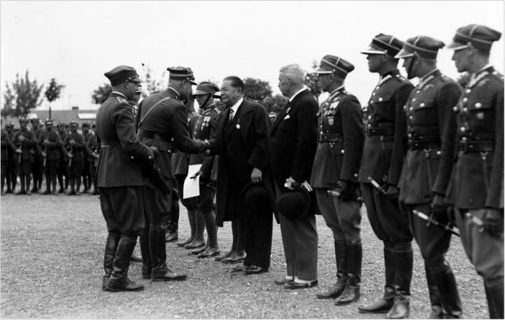 Święto 2 Pułku Lotniczego w Krakowie-Rakowicach 1934 r. Ppłk Edward Lewandowski wręcza odznakę pułkową posłowi Marianowi Dąbrowskiemu (fot. Muzeum Lotnictwa Polskiego)