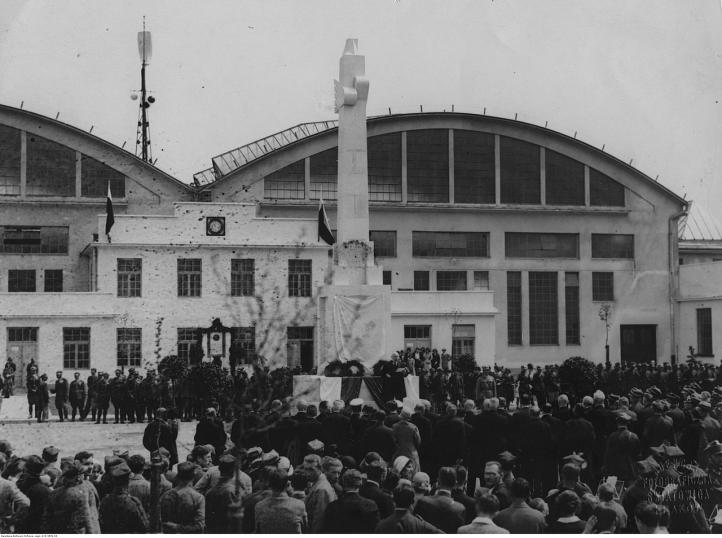Święto 2 pułku lotniczego w Krakowie – odsłonięcie pomnika poległych lotników; maj 1931 r. (fot. Narodowe Archiwum Cyfrowe)