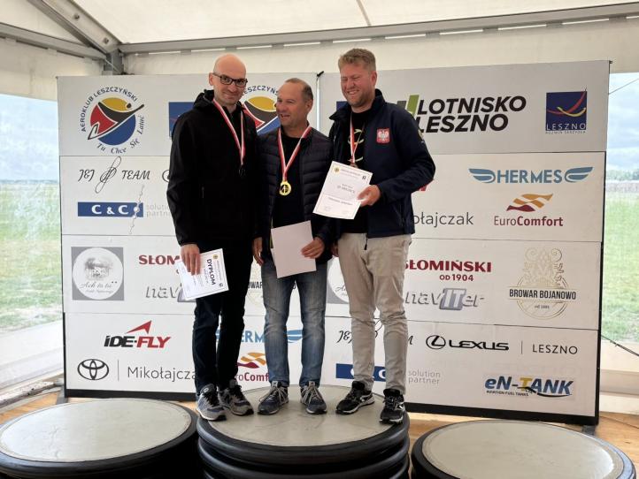 23. Szybowcowe Mistrzostwa Polski w klasie Klub A w Lesznie - podium (fot. Glide&amp;Race Leszno, Facebook)