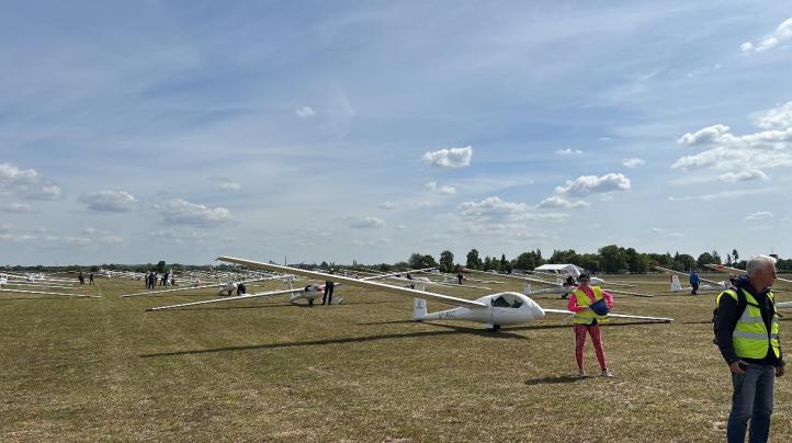 23. Szybowcowe Mistrzostwa Polski w klasie Klub A w Lesznie - szybowce na lotnisku (fot. Glide&amp;Race Leszno, Facebook)