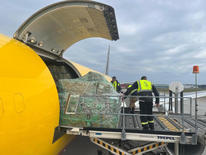 Boeing 767-200F należący do linii Sky Taxi na lotnisku Rzeszów-Jasionka - rozładunek (fot. Port Lotniczy Rzeszów-Jasionka)
