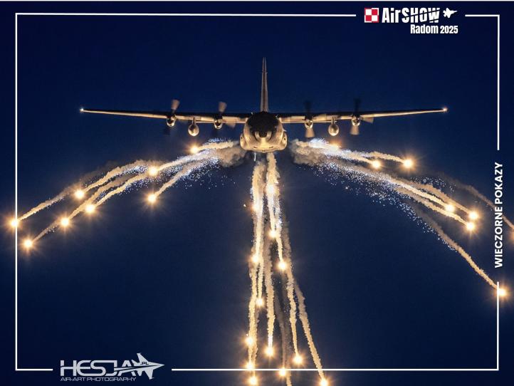 C-130 Hercules - pokaz nocny z pirotechniką na Air SHOW Radom (fot. Sławek HESJA Krajniewski)