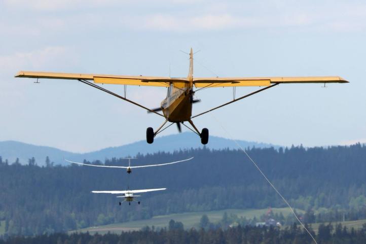 FAI Sailplane Grand Prix - start szybowca za samolotem (fot. Dominika Sawczuk)