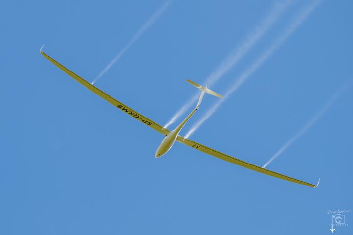 FAI Sailplane Grand Prix - szybowiec na niebie (fot. Dariusz Wesołowski)