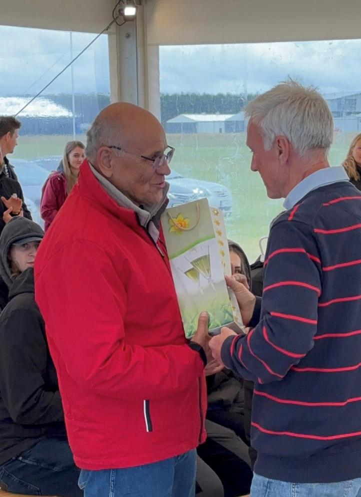 Mariusz Poźniak podziękował swojemu pierwszemu instruktorowi Staszkowi Wujczakowi (fot. Glide&amp;Race Leszno, Facebook)