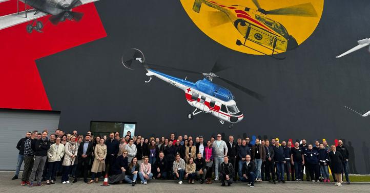 Mural upamiętniający 100-lecie lotnictwa sanitarnego w Polsce i 25-lecie LPR - pracownicy (fot. Lotnicze Pogotowie Ratunkowe) Mural upamiętniający 100-lecie lotnictwa sanitarnego w Polsce i 25-lecie LPR - pracownicy (fot. Lotnicze Pogotowie Ratunkowe)