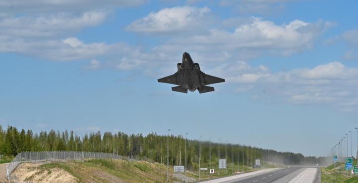 Myśliwce NATO ćwiczą lądowania na autostradzie w Finlandii (fot. NATO)2