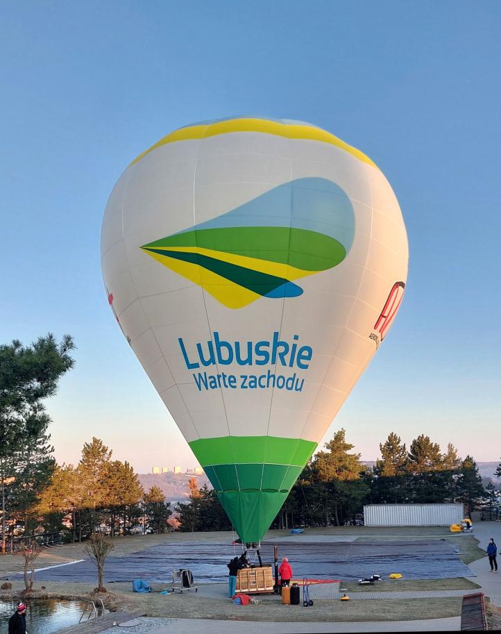 Nowy balon Aeroklubu Ziemi Lubuskiej na Placu Bohaterów w Zielonej Górze (fot. Ladislav Zápařka)3