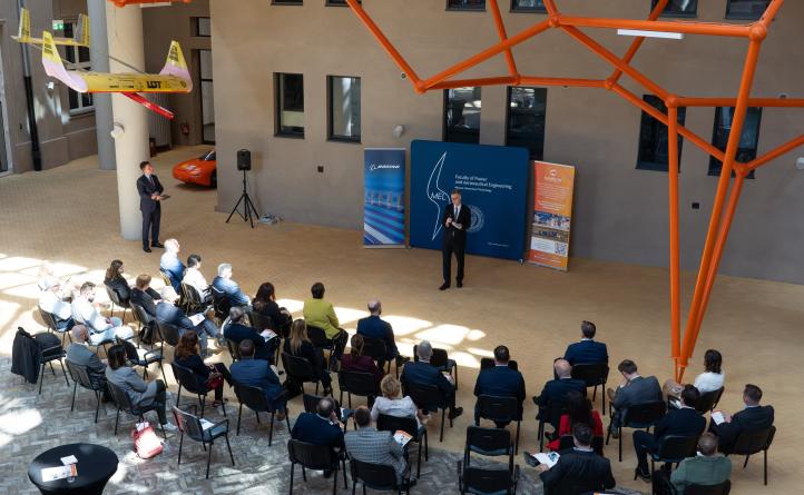 Otwarcie mobilnego laboratorium Newton Room (fot. Konrad Trześniak, Departament Komunikacji Ministerstwa Edukacji Narodowej)2