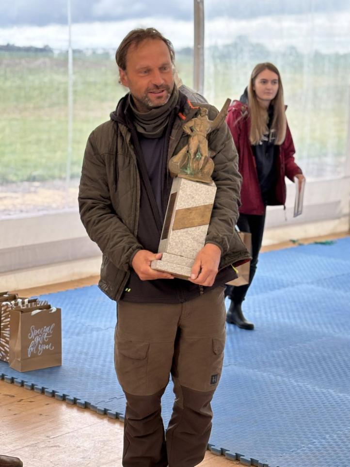 Paweł Strzelczyk z trofeum Całorocznych Zawodów Szybowcowych im. R. Bitnera (fot. Glide&amp;Race Leszno, Facebook)