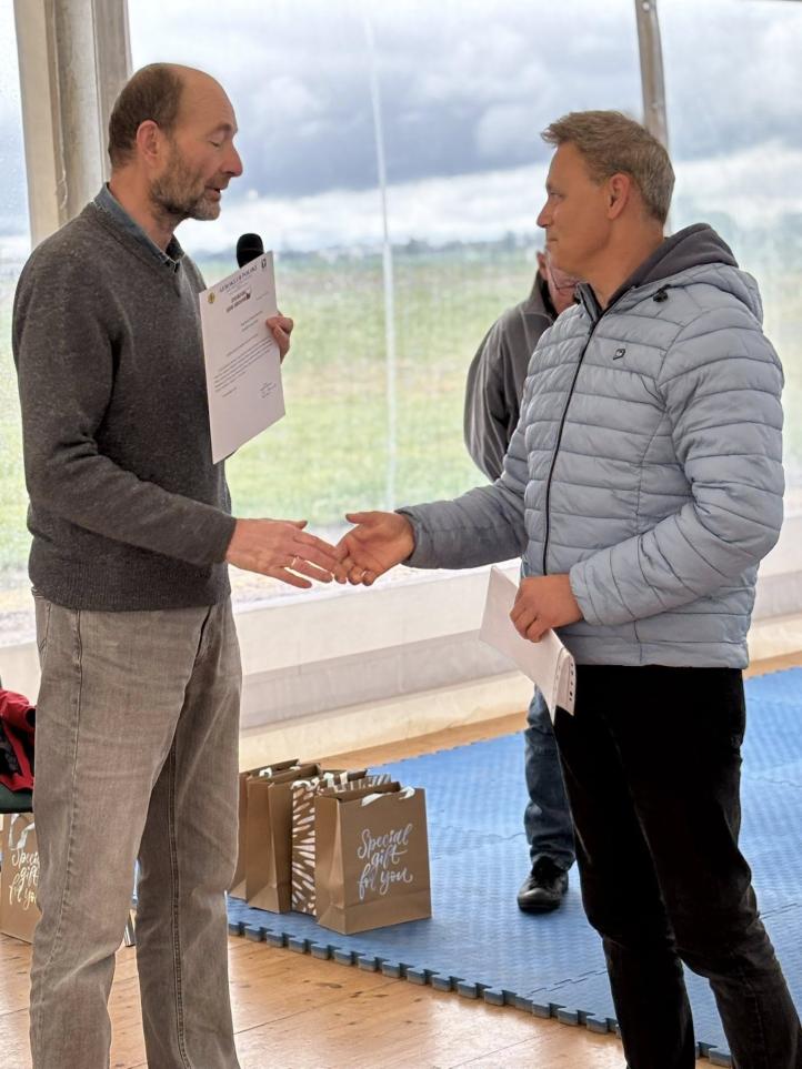 Paweł Wojciechowski odebrał z rąk trenera Jacka Dankowskiego nominację do reprezentowania Polski na Szybowcowych Mistrzostwach Świata (fot. Glide&amp;Race Leszno, Facebook)