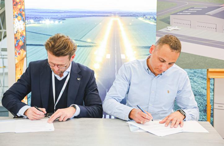 Podpisanie umowy pomiędzy Lotniskiem Mielec i Planes4You (fot. Lotnisko Mielec)
