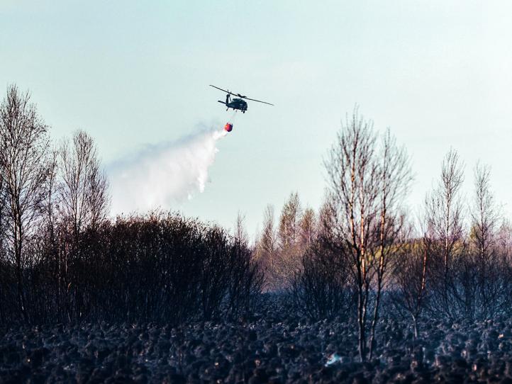 Policyjny Black Hawk gasił pożar w parku narodowym (fot. sierż. Konrad Karwacki, KWP w Białymstoku)