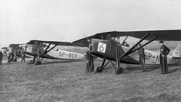 Samoloty RWD-8 (pierwsze dwa) na lotnisku w Katowicach; wrzesień 1936 (fot. NAC) Samoloty RWD-8 (pierwsze dwa) na lotnisku w Katowicach; wrzesień 1936 (fot. NAC)
