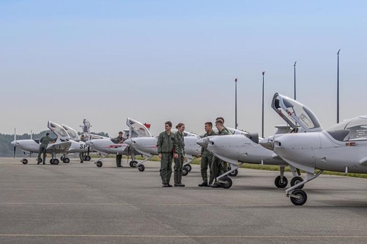 Studenci Lotniczej Akademii Wojskowej na lotnisku przy samolotach (fot. LAW)