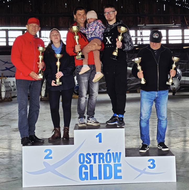 Zawody Mikrolotowe w Michałkowie - podium klasa dwumiejscowa (fot. Aeroklub Ostrowski)