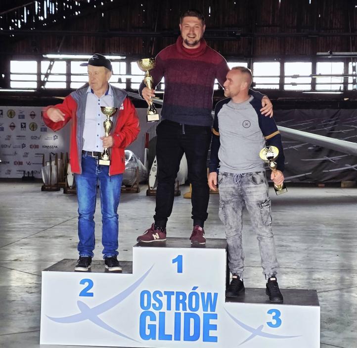 Zawody Mikrolotowe w Michałkowie - podium klasa jednomiejscowa (fot. Aeroklub Ostrowski)