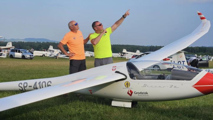 Łukasz Błaszczyk przy szybowcu Discus 2a (fot. Łukasz Błaszczyk, Facebook)