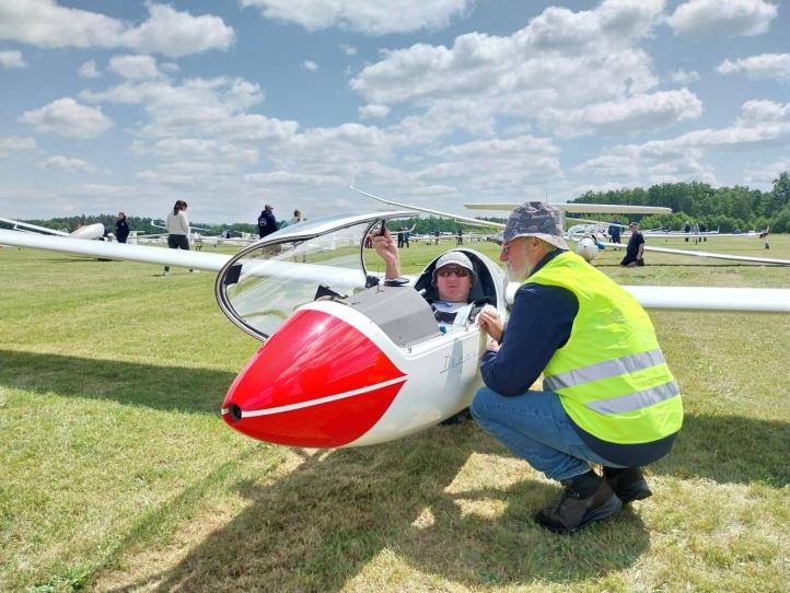 Łukasz Błaszczyk w szybowcu Discus 2a na czeskim lotnisku w Taborze (fot. Łukasz Błaszczyk, Facebook)