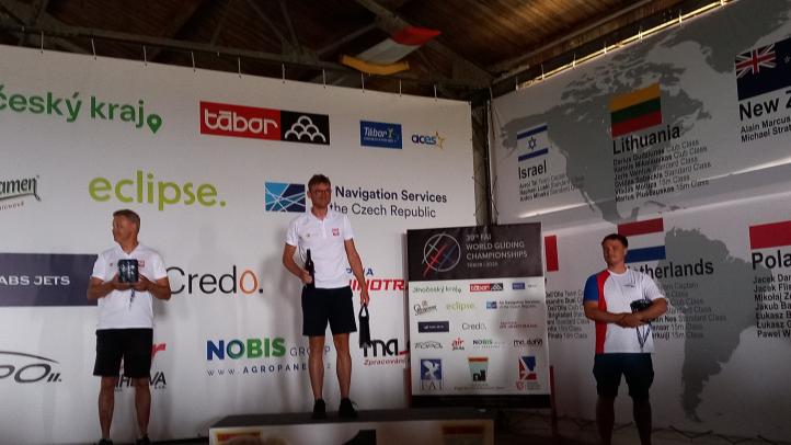 39. Szybowcowe Mistrzostwa Świata w czeskim Taborze - podium 5 konkurencji w klasie 15m (fot. Jacek Dankowski)