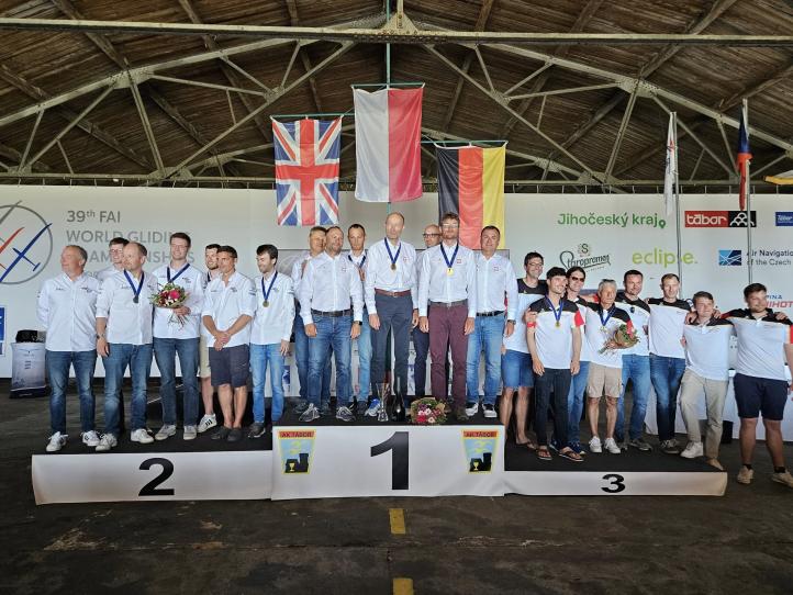 39. Szybowcowe Mistrzostwa Świata w czeskim Taborze - podium drużynowo (fot. Łukasz Błaszczyk, Facebook)