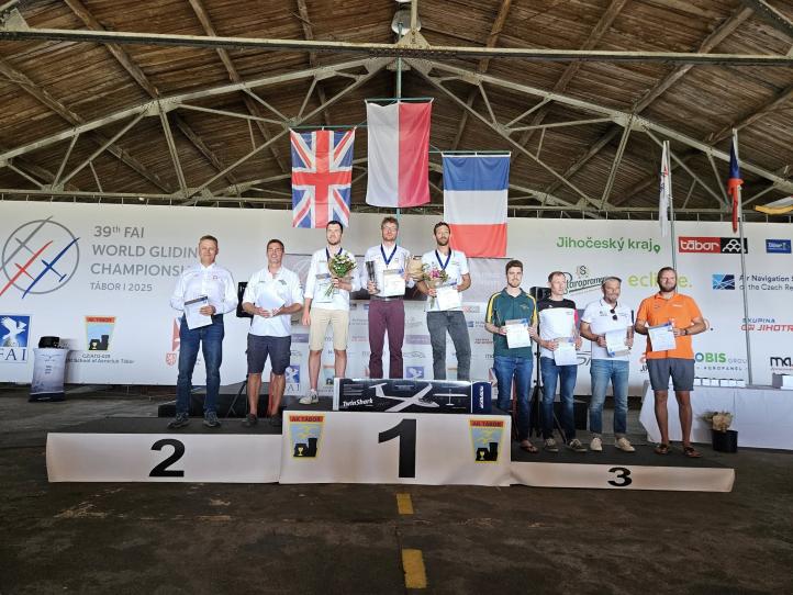 39. Szybowcowe Mistrzostwa Świata w czeskim Taborze - podium klasy 15m (fot. Łukasz Błaszczyk, Facebook)