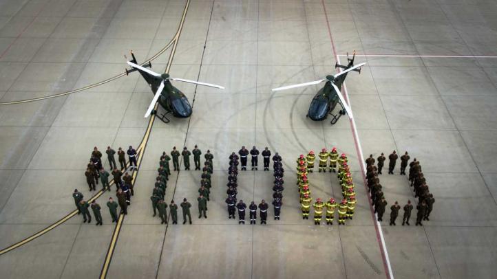 50 tysięcy godzin w powietrzu - żołnierze i śmigłowce SW-4 'Puszczyk' na płycie lotniska (fot. 41 Baza Lotnictwa Szkolnego)