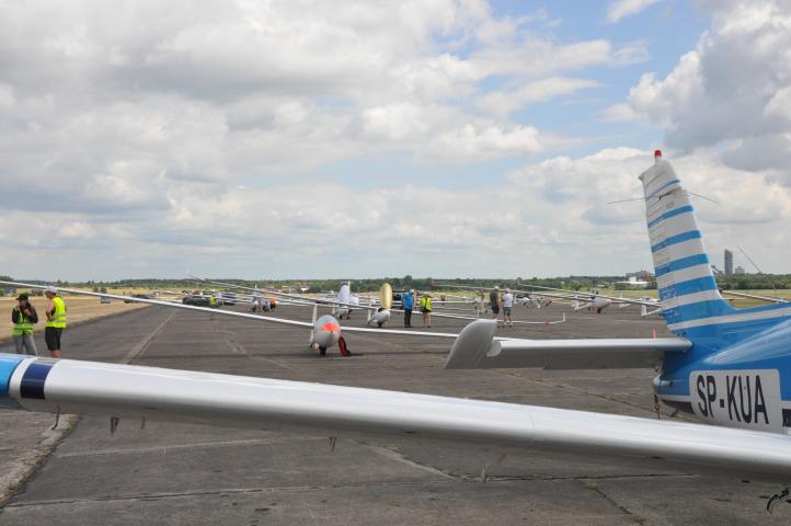50. Szybowcowe Mistrzostwa Polski- szybowce na lotnisku w Rudnikach (fot. Dagmara Klecha i Maciej Wawrzyniak)