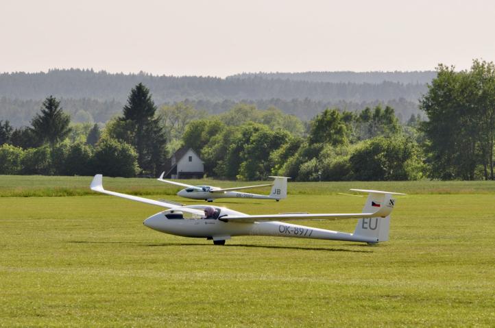 Dwa szybowce na czeskim lotnisku w Taborze (fot. wgc2025.cz)