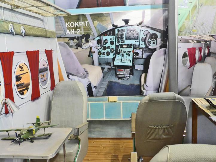 Kokpit historii lotniska i lotnictwa regionu - oficjalne otwarcie ekspozycji (fot. Krzysztof Trejbszo)2