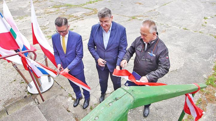 Kokpit historii lotniska i lotnictwa regionu - przecięcie wstęgi podczas oficjalnego otwarcia ekspozycji (fot. Krzysztof Trejbszo)