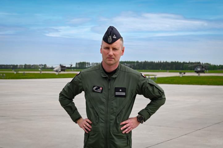 Mjr pil. Miłosz Tomaszkiewicz (fot. 25 Brygada Kawalerii Powietrznej)
