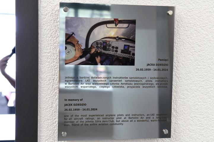 Odsłonięcie tablicy pamiątkowej ku czci pilota i instruktora samolotowego Jacka Dziedzio (fot. Bartolini Air)3 Odsłonięcie tablicy pamiątkowej ku czci pilota i instruktora samolotowego Jacka Dziedzio (fot. Bartolini Air)3