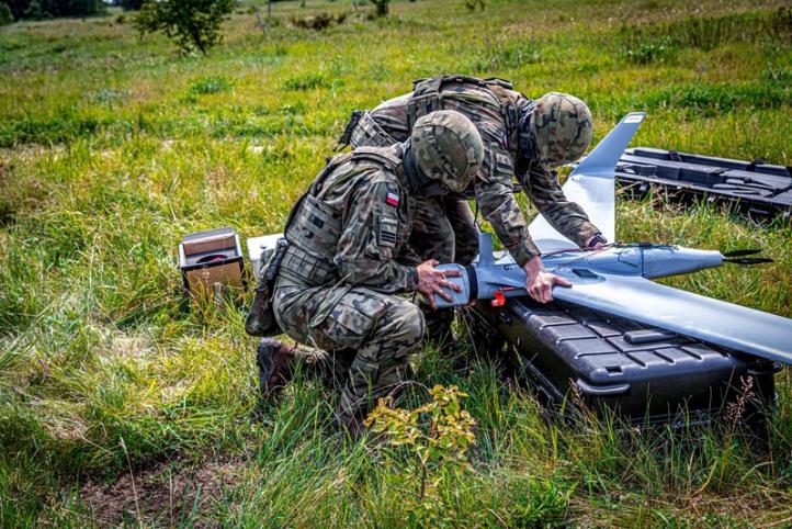 Orbiter-2B - przygotowanie drona przez żołnierzy (fot. szer. Mateusz Mierzejewski)