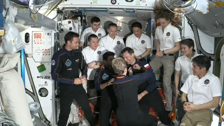 Peggy Whitson wręczyła Sławoszowi Uznańskiemu-Wiśniewskiemu plakietkę 635. astronauty w kosmosie (fot. kadr z filmu ESA)