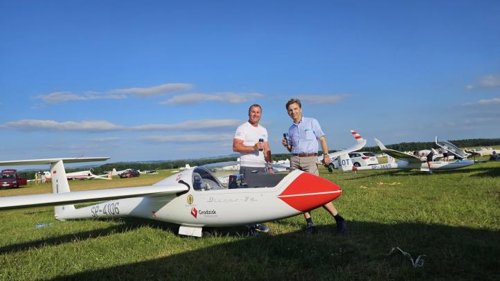Piloci przy szybowcu Discus 2a (fot. Łukasz Błaszczyk, Facebook)
