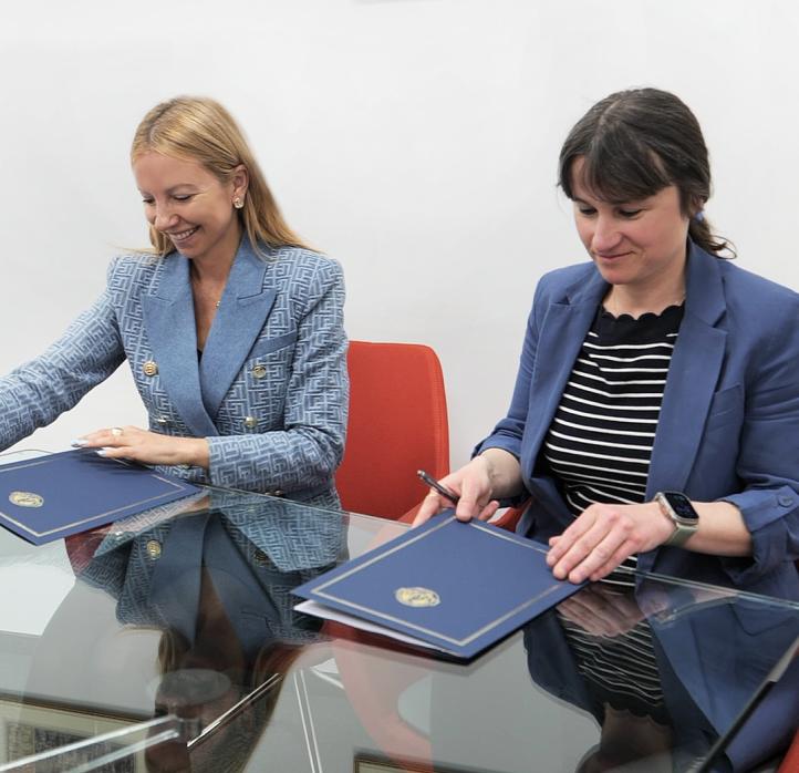 Podpisanie porozumienia o współpracy pomiędzy Uczelnią Łazarskiego, Lazarski Aviation Academy a firmą Boeing Poland (fot. Uczelnia Łazarskiego) Podpisanie porozumienia o współpracy pomiędzy Uczelnią Łazarskiego, Lazarski Aviation Academy a firmą Boeing Poland (fot. Uczelnia Łazarskiego)