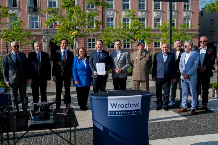 Podpisano list intencyjny powołujący do życia Wrocławską Dolinę Dronów (fot. Grzegorz Rajter, za Akademia Wojsk Lądowych) Podpisano list intencyjny powołujący do życia Wrocławską Dolinę Dronów (fot. Grzegorz Rajter, za Akademia Wojsk Lądowych)