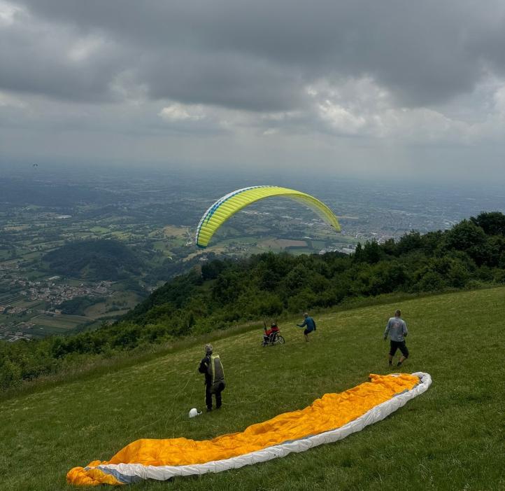 Polscy paralotniarze na wózkach latają we Włoszech (fot. Fundacja PODAJ DALEJ)2