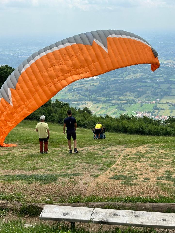 Polscy paralotniarze na wózkach latają we Włoszech (fot. Fundacja PODAJ DALEJ)3