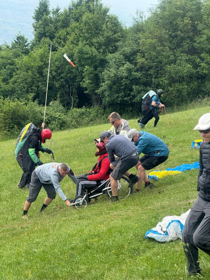 Polscy paralotniarze na wózkach latają we Włoszech (fot. Fundacja PODAJ DALEJ)5