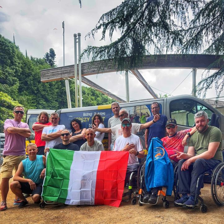 Polscy paralotniarze na wózkach latają we Włoszech (fot. Fundacja PODAJ DALEJ)6