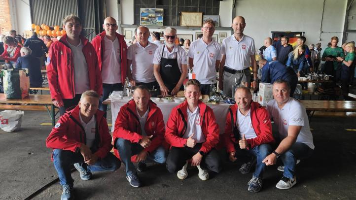 Polska załoga przygotowała poczęstunek na Międzynarodowy Wieczór (fot. Łukasz Błaszczyk, Facebook)