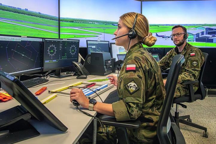 Szkolenie kontrolera w Lotniczej Akademii Wojskowej (fot. Lotnicza Akademia Wojskowa) Szkolenie kontrolera w Lotniczej Akademii Wojskowej (fot. Lotnicza Akademia Wojskowa)