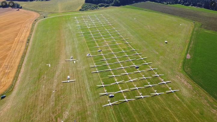 Szybowce na czeskim lotnisku w Taborze (fot. EGC 2024, Facebook)