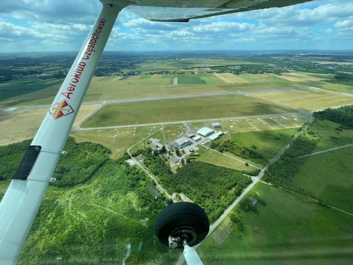 Szybowce na lotnisku w Rudnikach - widok z samolotu (fot. 50th Polish Gliding Championships in Open class)