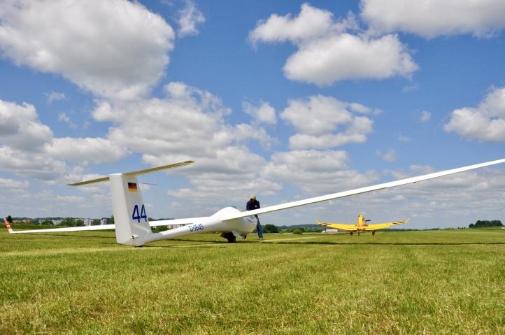 Szybowiec holowany za samolotem na czeskim lotnisku w Taborze (fot. wgc2025.cz)